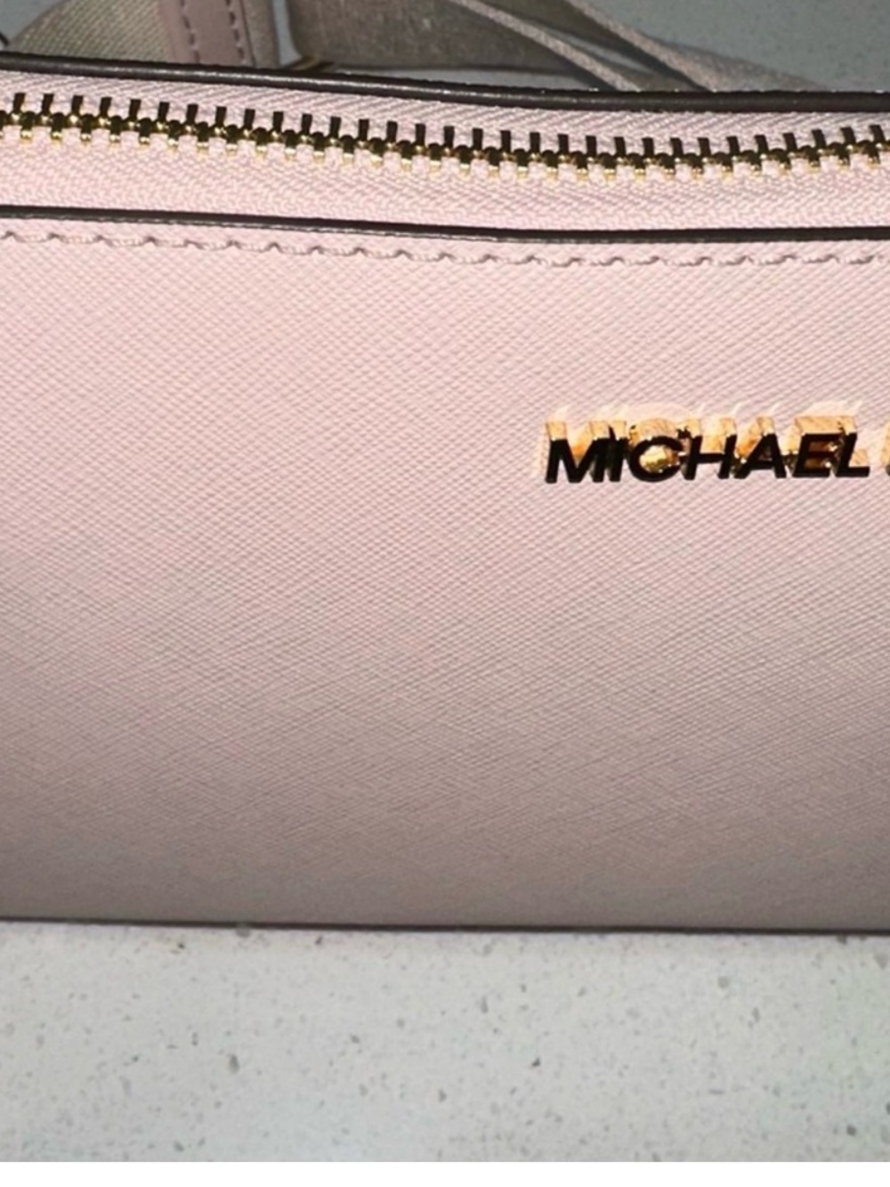 Michael Kors Jet Set small Saffiano leather crossbody bag w/earpod pro case. - Picture 2 of 7